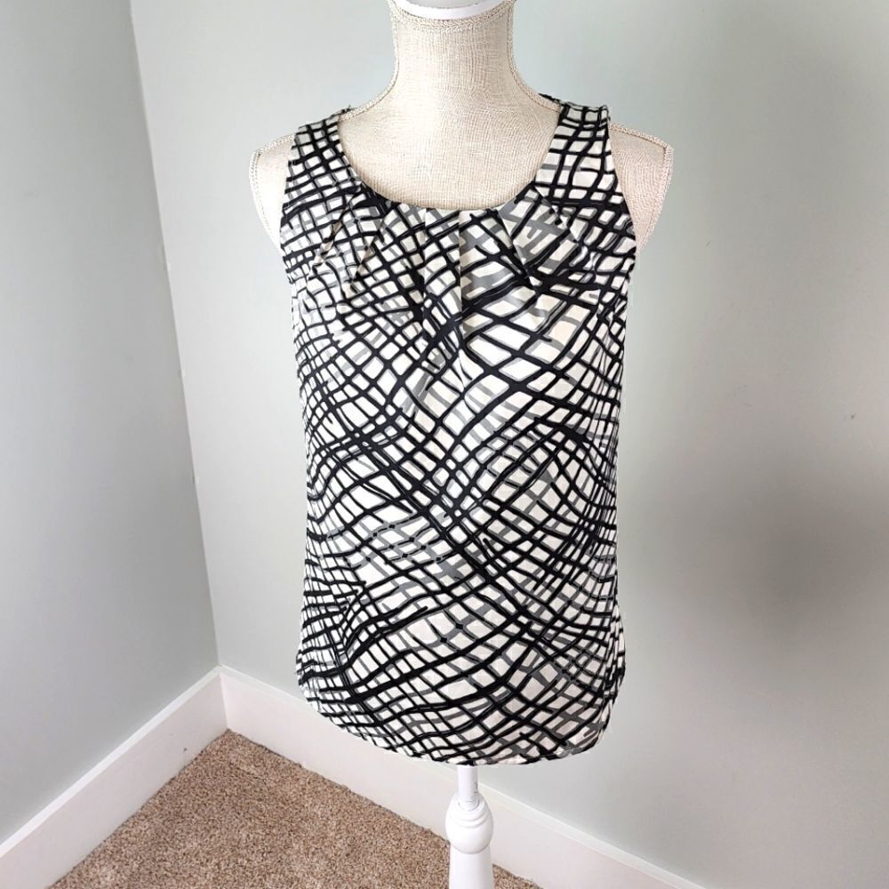 The LIMITED WOMEN'S SLEEVELESS TOP BLACK AND WHITE GEO DESIGN SIZE XS
